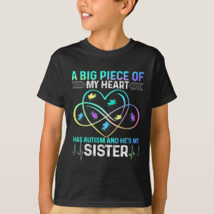 Camiseta Um Grande Pedaço do Meu Coração Tem Autismo E Ela 