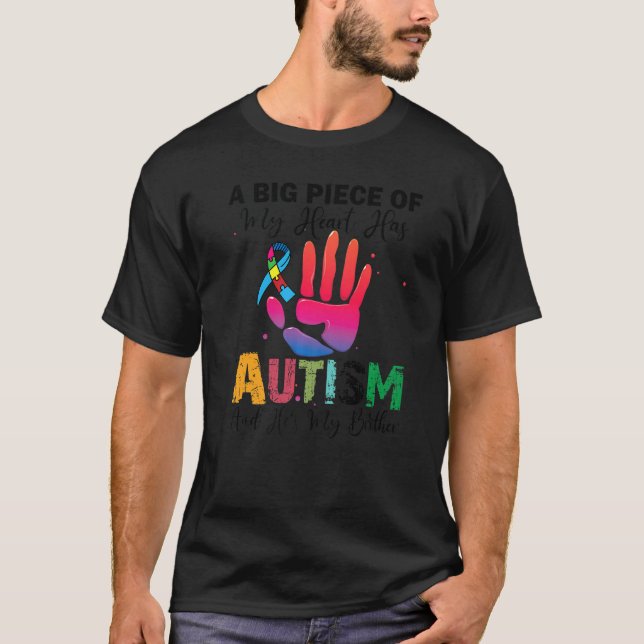 Camiseta Um grande pedaço do meu coração tem autismo e ele  (Frente)