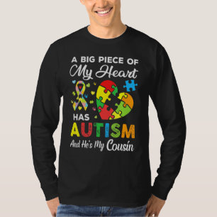 Camiseta Um Grande Pedaço Do Meu Coração Tem Autismo E Ele
