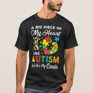 Camiseta Um Grande Pedaço Do Meu Coração Tem Autismo E Ele 