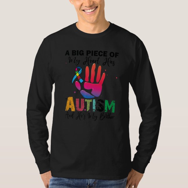 Camiseta Um grande pedaço do meu coração tem autismo e ele  (Frente)