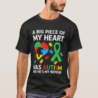 Camiseta Um Grande Pedaço do Meu Coração Tem Autismo e Ele