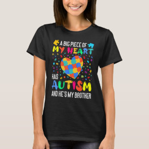 Camiseta Um grande pedaço do meu coração tem autismo e ele