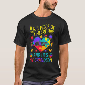 Camiseta Um Grande Pedaço Do Meu Coração Tem Autismo E Ele