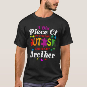 Camiseta Um Grande Pedaço Do Meu Coração Tem Autismo E Ele