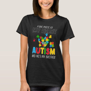 Camiseta Um grande pedaço do meu coração tem autismo e ele