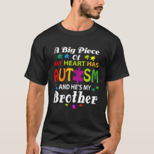 Camiseta Um Grande Pedaço Do Meu Coração Tem Autismo E Ele