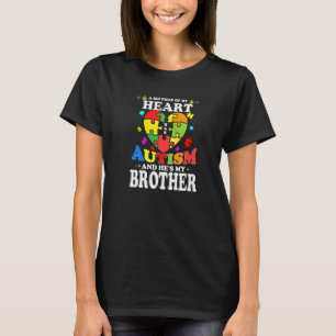 Camiseta Um grande pedaço do meu coração tem autismo e ele 