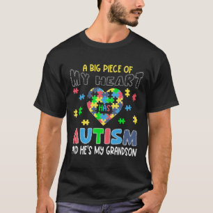 Camiseta Um grande pedaço do meu coração tem autismo e ele