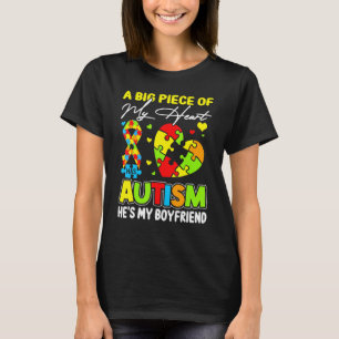 Camiseta Um Grande Pedaço Do Meu Coração Tem Autismo E Ele