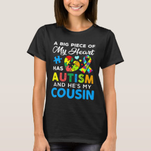 Camiseta Um Grande Pedaço Do Meu Coração Tem Autismo E Ele 