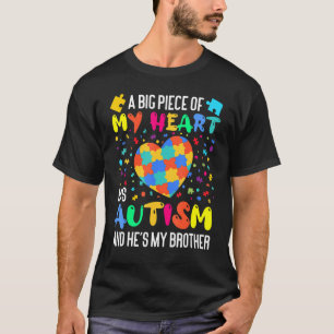Camiseta Um grande pedaço do meu coração tem autismo e ele
