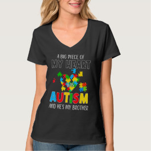 Camiseta Um grande pedaço do meu coração tem autismo e ele