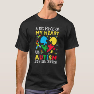 Camiseta Um Grande Pedaço Do Meu Coração Tem Autismo Ele É