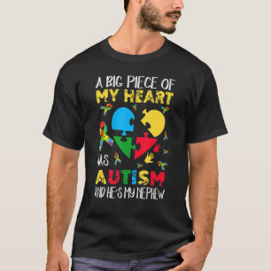 Camiseta Um grande pedaço do meu coração tem autismo Ele é