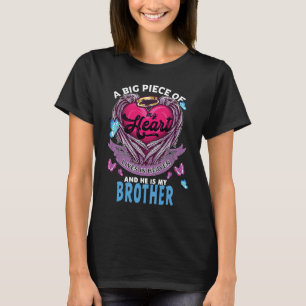 Camiseta Um Grande Pedaço do Meu Coração Vive no Céu e Ele 