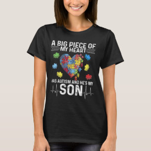 Camiseta Um Grande Pedaço Meu Coração Tem Autismo e Ele É M
