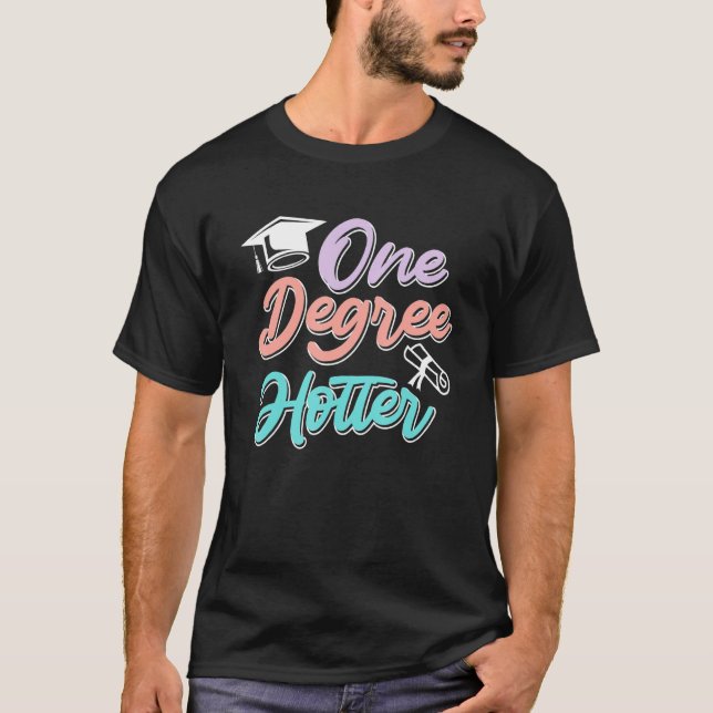 Camiseta Um grau mais quente de mestrados de diploma (Frente)