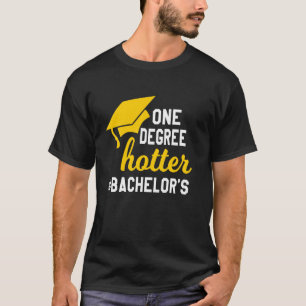 Camiseta Um Grau Mais Quente Grau de Bacharel Universitário