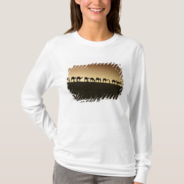 Camiseta Um grupo de pastores de camelos com seus camelos (Frente)