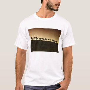 Camiseta Um grupo de pastores de camelos com seus camelos