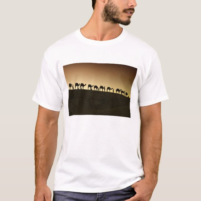 Camiseta Um grupo de pastores de camelos com seus camelos (Frente)