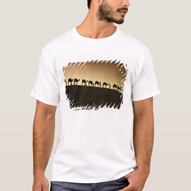 Camiseta Um grupo de pastores de camelos com seus camelos (Frente)