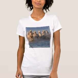 Camiseta Um grupo dos cavalos brancos na região de Camargu