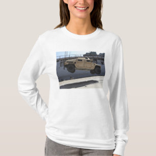 Camiseta Um guindaste levanta um Humvee M998