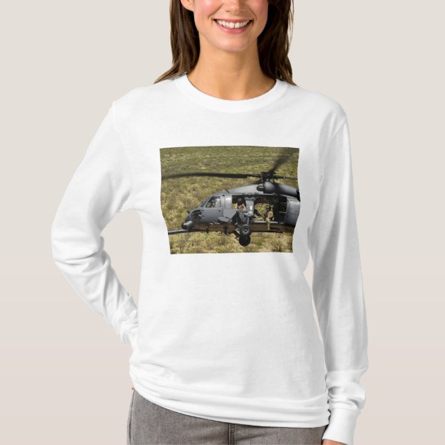 Camiseta Um HH-60 Pave Hawk voa sobre o deserto (Frente)