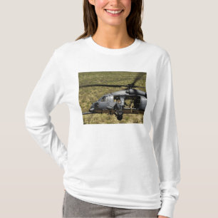 Camiseta Um HH-60 pavimenta o falcão voa sobre o deserto