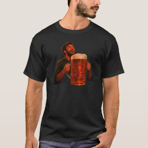 Camiseta Um Homem Feliz Segurando Uma Caneca Muito Grande D