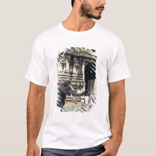 Camiseta Um homem que está sendo abençoado por um elefant
