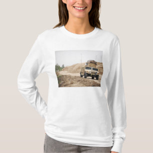 Camiseta Um Humvee conduz a segurança
