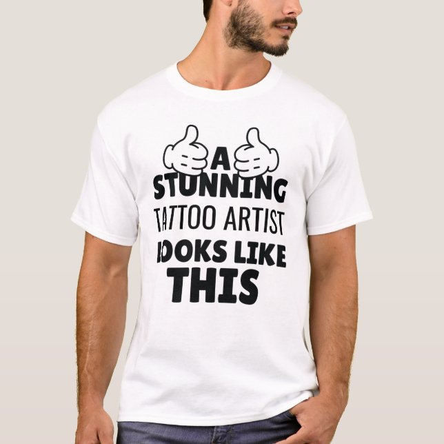 Camiseta Um incrível artista de tatuagem se parece com isso (Frente)