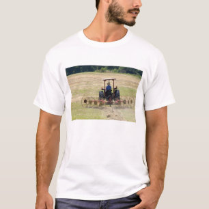 Camiseta Um jovem menino dirigindo um trator colhendo