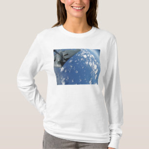 Camiseta Um KC-135 Stratotanker reabastece um Espírito B-2