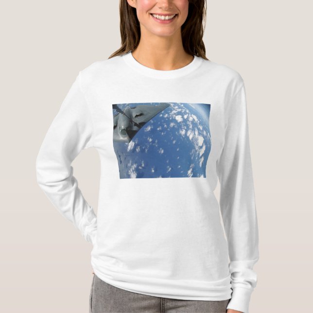 Camiseta Um KC-135 Stratotanker reabastece um Espírito B-2 (Frente)