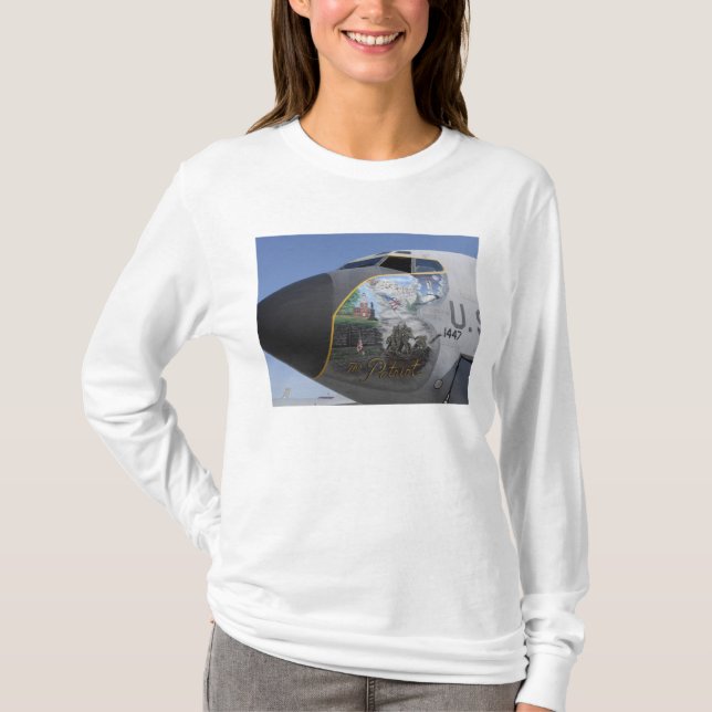 Camiseta Um KC-135 Stratotankerexibindo nariz patriótico (Frente)