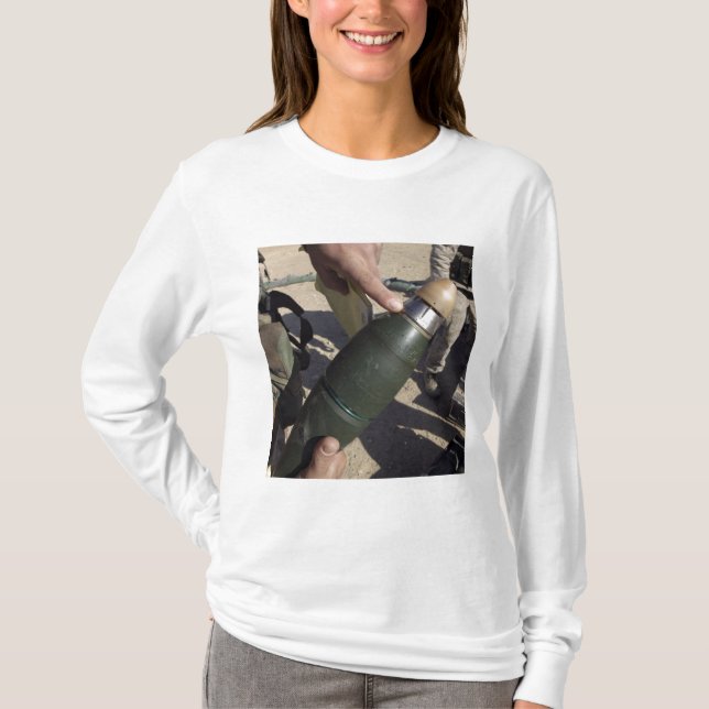 Camiseta Um líder de esquadrão aponta para um ajuste de ret (Frente)