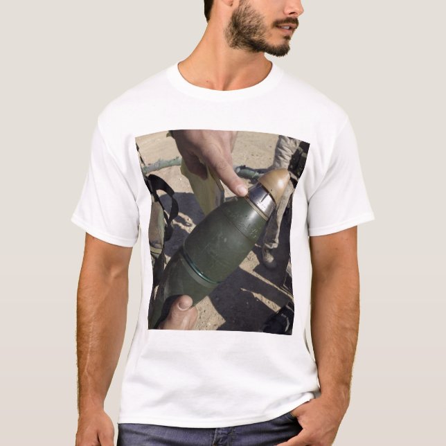 Camiseta Um líder de esquadrão aponta para um ajuste de ret (Frente)