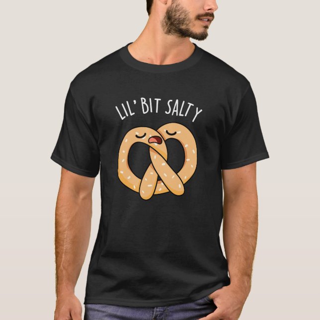 Camiseta Um Lil Bit Legal Salty Pretzel Pun Dark BG (Frente)