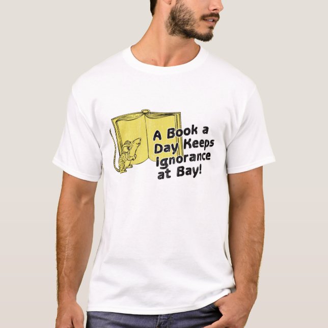 Camiseta Um livro um o dia mantem a ignorância na baía (Frente)