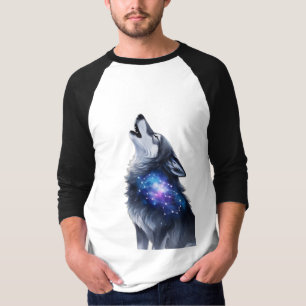 Camiseta Um lobo uivando numa galáxia estrelada