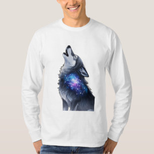 Camiseta Um lobo uivando numa galáxia estrelada
