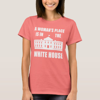 CAMISETA "UM LUGAR DE MULHER ESTÁ NA CASA BRANCA"