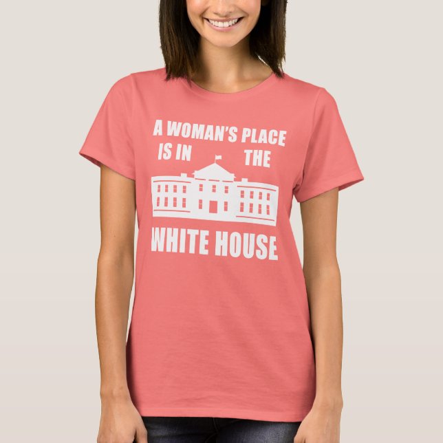 CAMISETA "UM LUGAR DE MULHER ESTÁ NA CASA BRANCA" (Frente)