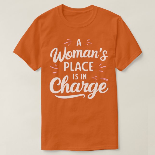 Camiseta Um Lugar De Mulher Está No Comando (Frente do Design)
