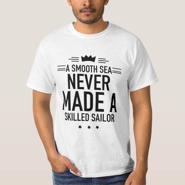 Camiseta Um mar liso nunca fez um marinheiro especializado (Frente)