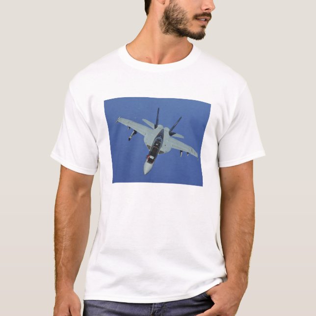 Camiseta Um Marinho americano F/A-18F Super Hornet em voo (Frente)